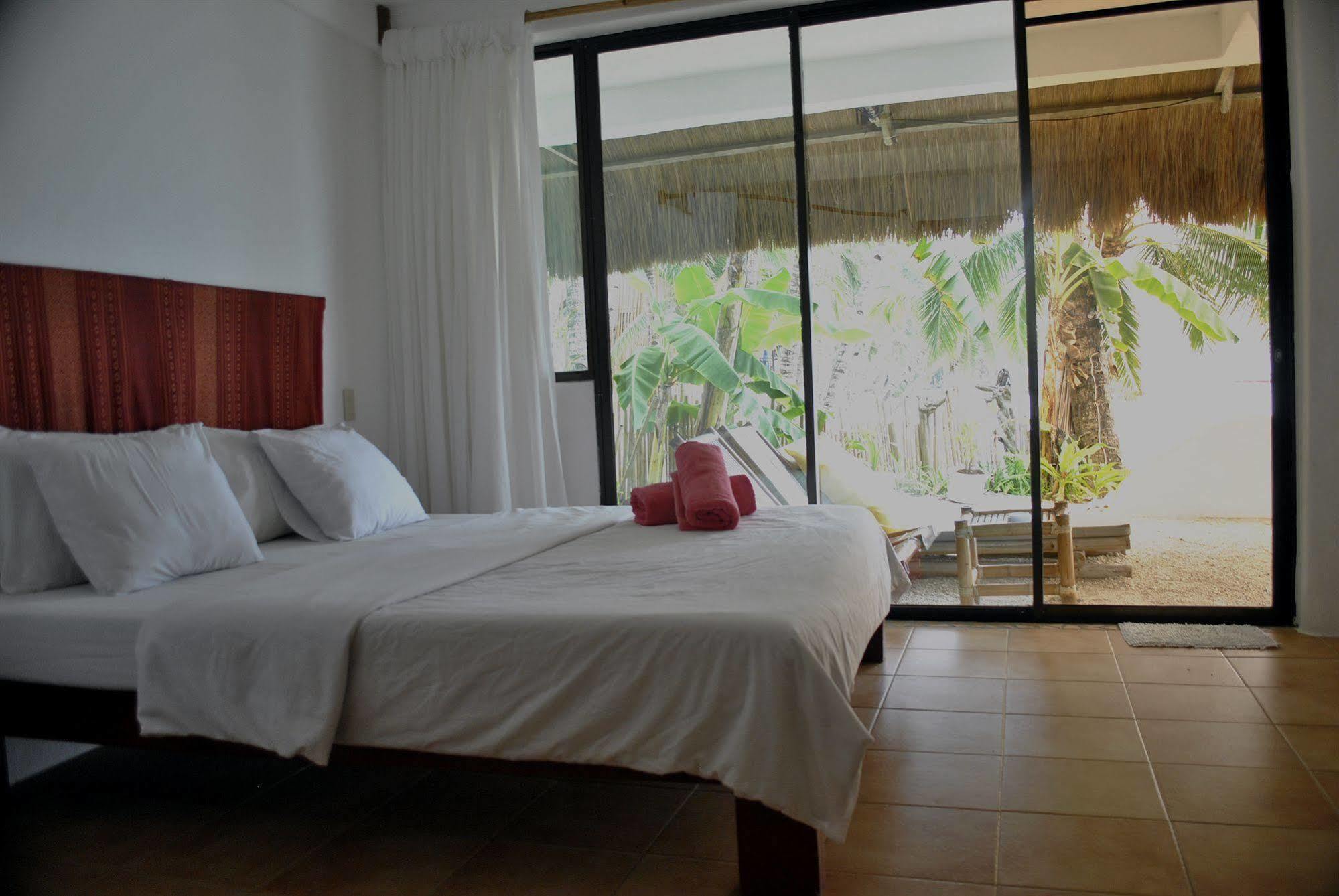 Artista Beach Villa Balabag  Екстер'єр фото